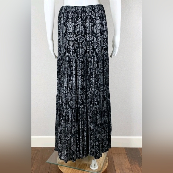 Double D Ranchwear Womens Silver & Black  Rayon Pleated Maxi Skirt Size Small - Picture 1 of 9